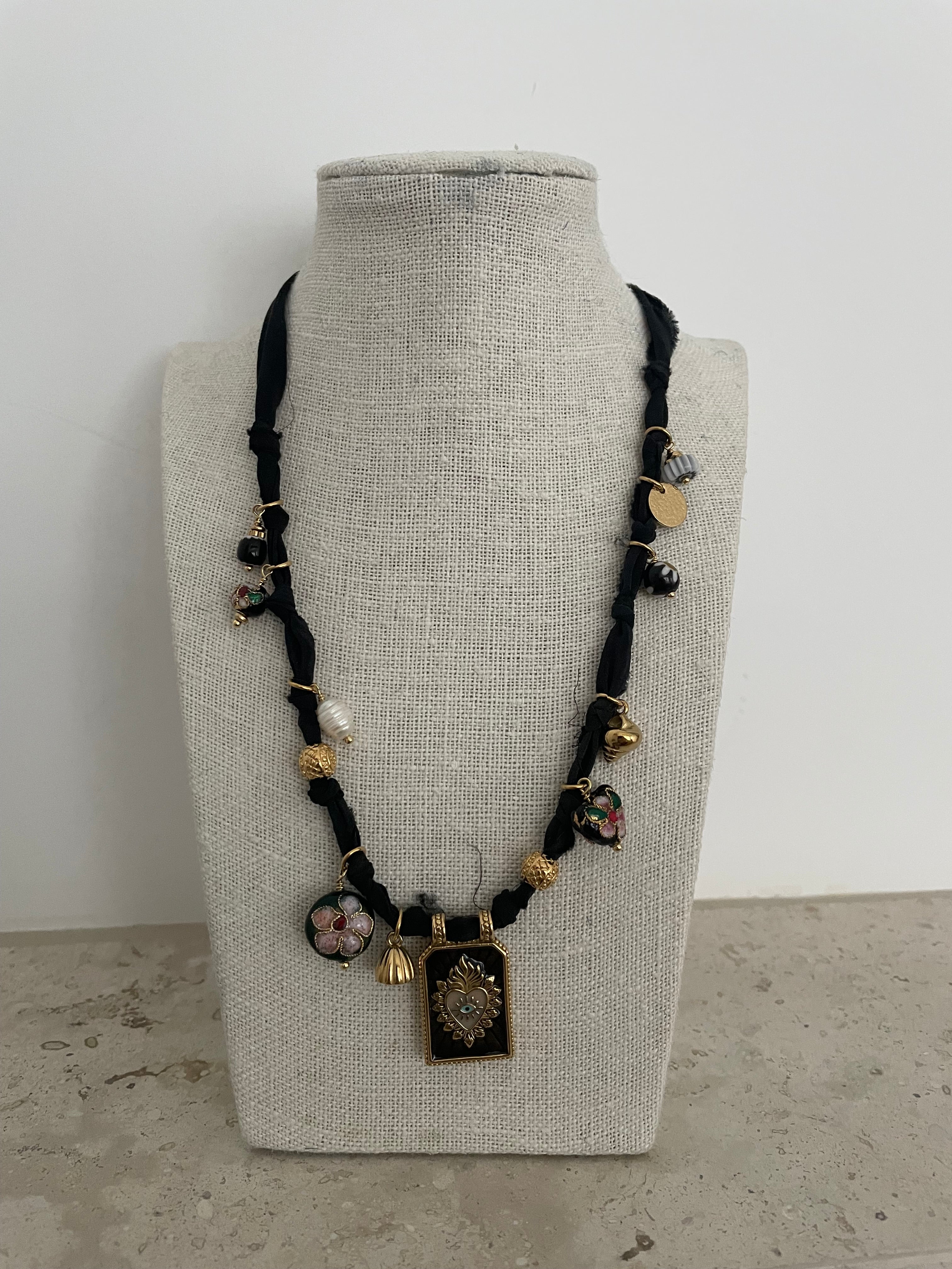 Gargantilla “Milagritos” Negro